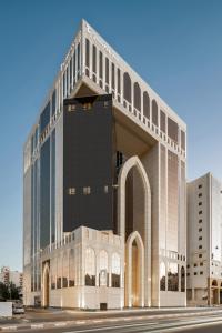 麦加Wirgan Hotel Al Azizyah的大型办公楼,设有大型建筑