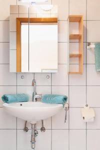 洛伊查赫Weingut Peter Grill的一间带水槽和镜子的浴室