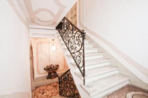 威尼斯里阿尔托圣利奥大厅公寓的螺旋楼梯,地板上有一花瓶