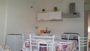 贡内萨Casa Lorenzo&Luca的一间小房间的厨房,配有婴儿床