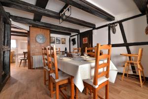 坎特赞Chez Mamema, maison Alsacienne route des vins的一间带桌椅的用餐室