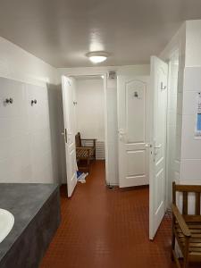 多维尔Port Deauville Yacht vintage的一间带水槽和卫生间的浴室以及两扇门