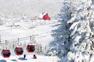 ÇekirgeViP Apartments的一群人乘雪上滑雪升降机