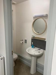 诺斯阿勒顿乡村旅馆的一间带水槽、镜子和卫生间的浴室