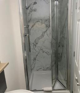 诺斯阿勒顿乡村旅馆的浴室里设有玻璃门淋浴