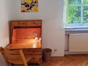 伦山前比绍夫斯海姆Familienferienwohnung Villa Zaunkönigin的客房设有一张木床、一张桌子和一扇窗户。