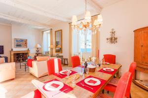 滨海自由城ON VILLEFRANCHE BAY - AP3040 by Riviera Holiday Homes的一间带桌子和红色椅子的用餐室