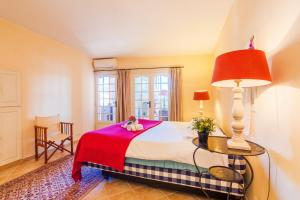 滨海自由城ON VILLEFRANCHE BAY - AP3040 by Riviera Holiday Homes的一间卧室配有一张带红色毯子的床