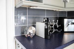 UrmstonTrafford Terrace Davyhulme的厨房配有带搅拌机的台面