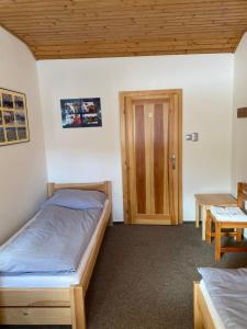 卢捷拿纳德德斯努高尔休闲酒店的一间卧室设有两张床和木门