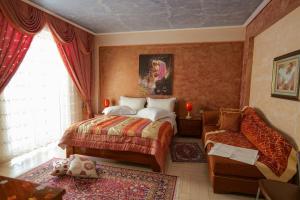 萨兰达Hotel Lindi的卧室配有床、椅子和窗户。
