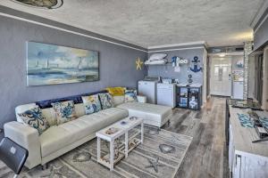 代托纳海滩Bright Daytona Beach Condo with Community Pool!的带沙发的客厅和厨房