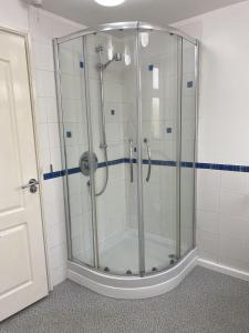 彼索普斯托福Stansted Airport Guest Rooms的带淋浴的浴室(带玻璃淋浴间)