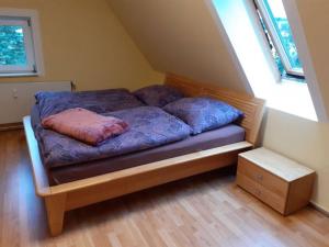 塞布尼茨Schöne und ruhige Ferienwohnung in Ottendorf的一张床上有两个枕头的房间