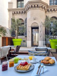 马赛阿历克斯Spa酒店的上面有华夫饼和水果的桌子