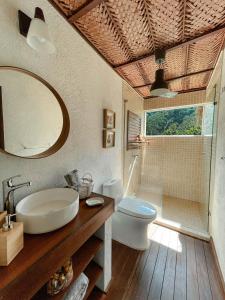 米卡Reserva Natural Tierra Adentro的一间带水槽、卫生间和镜子的浴室