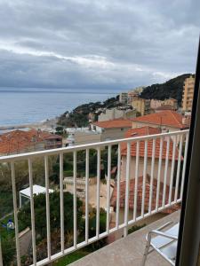 卡普戴尔Charmant deux pièces aux portes de Monaco的海景阳台。