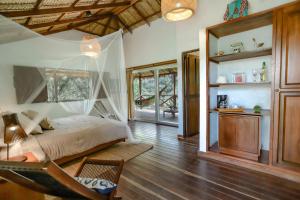 米卡Reserva Natural Tierra Adentro的一间卧室配有一张床,卧室配有吊床