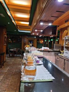 阿兰约兹阿兰胡埃斯花园酒店的厨房配有带玻璃杯的吧台