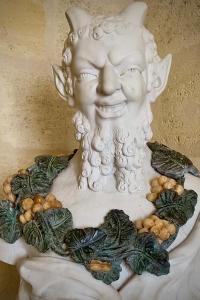 Bourg-sur-GirondeVilla Bacchus的胡子和蔬菜男人的雕像