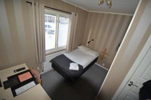 TierpGästis Tierp的小房间设有床和窗户
