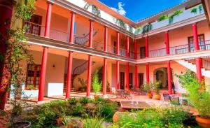 苏克雷安提瓜别墅酒店的红色柱子的建筑外景