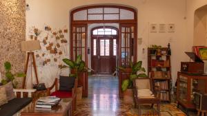 梅里达Kuka y Naranjo的一间带木门的客厅和一间带植物的房间