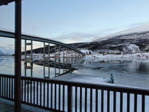 GratangenArctic Inn的一座有雪的桥