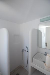 纳乌萨卡捷琳娜客房旅馆的带淋浴和盥洗盆的白色浴室