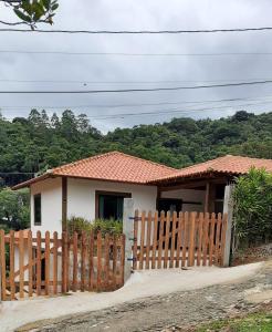 卢米亚Casa Lumiar的前面有木栅栏的房子