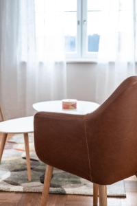 巴德瓦尔特斯多夫OMA's Apartment in Haus GRETE的客厅配有椅子和桌子
