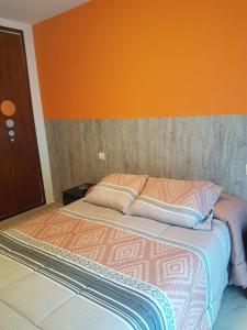 菲格拉斯Hostal Galicia的卧室内的一张带两个枕头的床