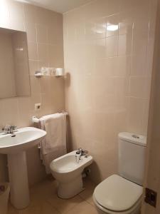 菲格拉斯Hostal Galicia的浴室配有白色卫生间和盥洗盆。
