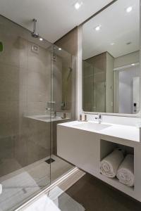 马里利亚德马科斯酒店的一间带水槽和玻璃淋浴的浴室