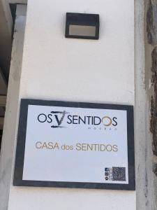 莫朗Os 5 Sentidos的建筑物一侧的标志