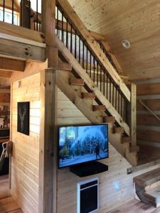 WhitetopCozy Cabin Near Grayson Highlands State Park的小木屋内带电视的客厅