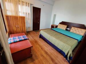 NahnaCaptain’s Inn: A serene abode的一间卧室配有两张床和椅子