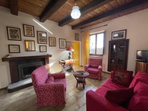AmandolaBelvilla by OYO Terrazze的客厅配有红色家具和壁炉