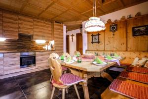 菲根贝格holiday home Almzauber, Hochfügen的一间带木桌和椅子的用餐室