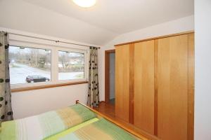 伊特尔holiday home, Itter的一间卧室设有一张床和一个窗口