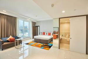 迪拜大都会商业湾酒店的一间卧室设有一张床和一间客厅。