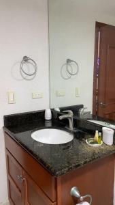 圣卡洛斯Condominio Posada 314 San Carlos的浴室的柜台设有水槽和镜子