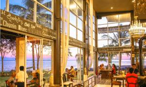 班泰Summer Luxury Beach Resort & Spa的大楼内享有海景的餐厅