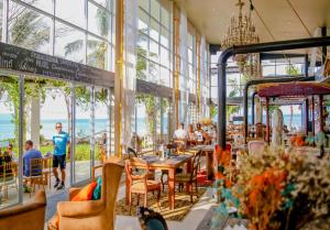 班泰Summer Luxury Beach Resort & Spa的一间带桌椅的海景餐厅
