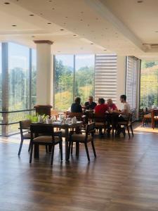 Riverbank Resort Gampola餐厅或其他用餐的地方