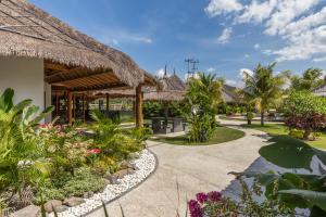 艾湄湾Emocean Beach Boutique Dive Resort的穿过种有鲜花和植物的度假胜地的路径