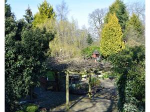 克努斯福德Laburnum Cottage Guest House的享有带凉亭的花园的顶部景致