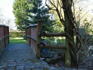 克努斯福德Laburnum Cottage Guest House的花园内带门的木栅栏