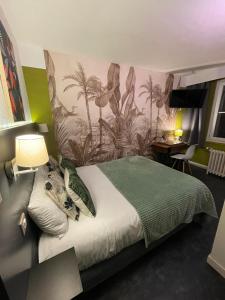 勒阿弗尔The Originals Boutique, Hôtel d'Angleterre, Le Havre, centre, plage的一间卧室配有一张壁画床