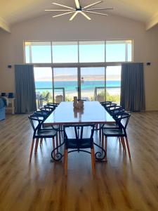 Emu BayEmu Bay Lodge的一间配备有桌椅的海景用餐室